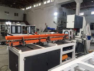 A faixa pequena do rolo enorme viu a máquina de corte automaticamente moer