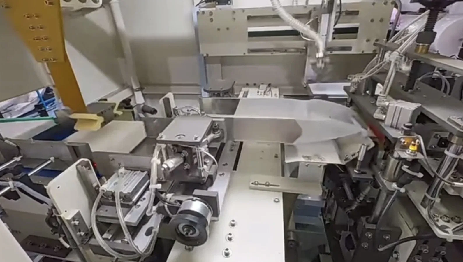 Máquina de toalhas de mão dobradas em Z/N com laminação de cola e rebobinador de toalhas de cozinha 6