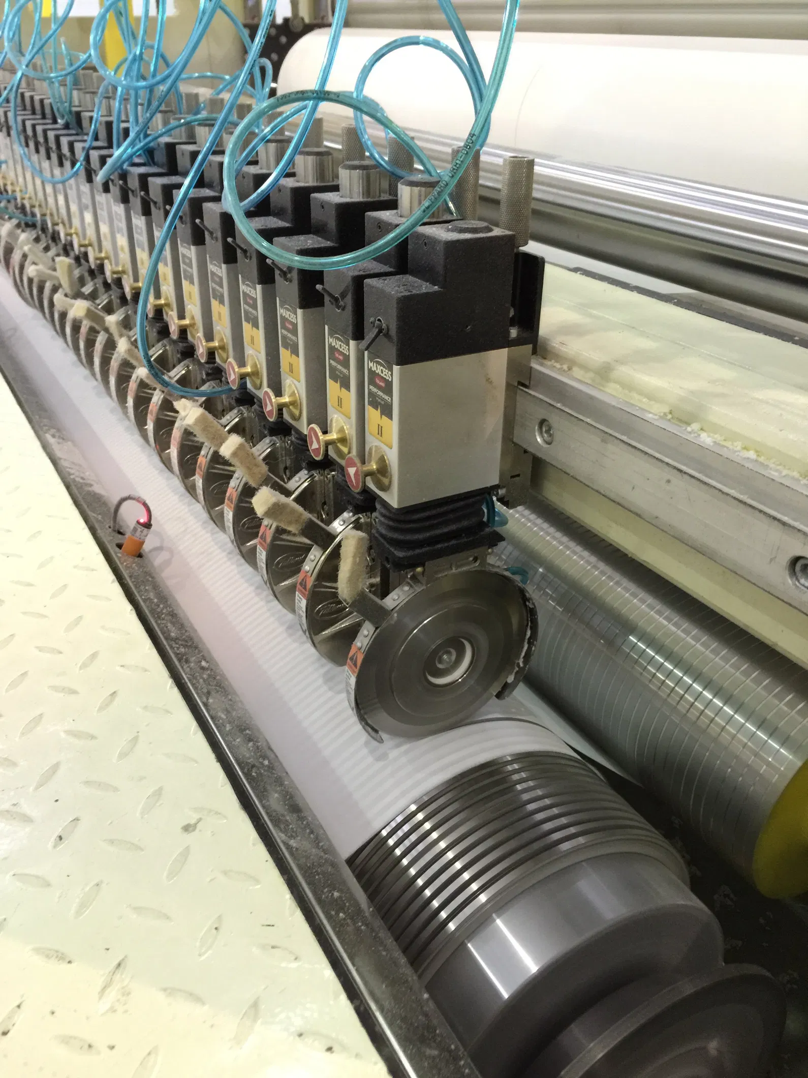 1800 mm Máquina de corte de rolos Jumbo acabado Reenrolar com boa eficiência 1