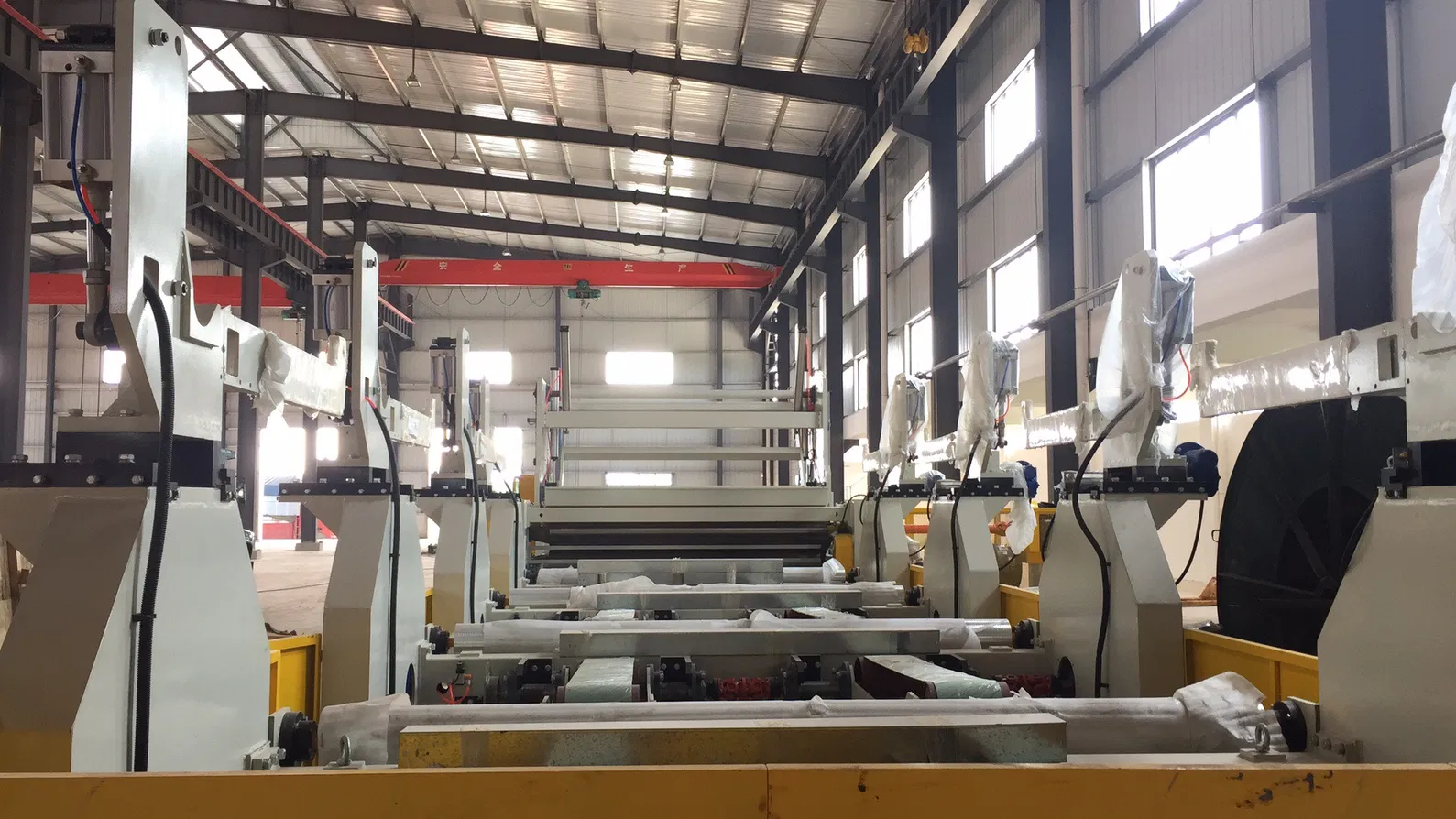 Máquina Rebobinadora e Cortadeira Jumbo de Grande Diâmetro 1500mm para Produção Rápida e Precisa 2